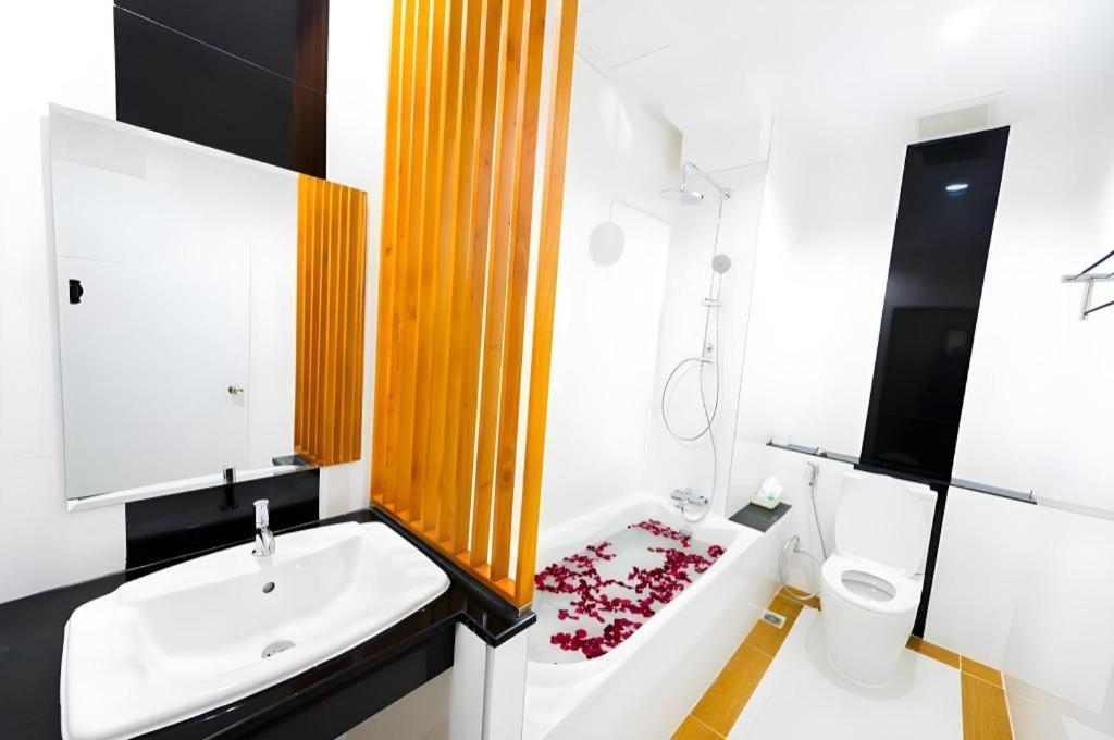 Gt Residence Hotel Buriram Bagian luar foto