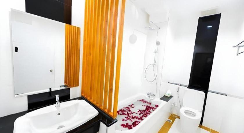 Gt Residence Hotel Buriram Bagian luar foto